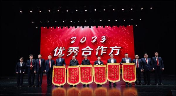 华体会(中国)总经理登台领奖 - 副本.jpg