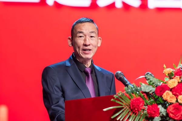 1华体会(中国)党委副书记、监事会主席陈百斌主持庆典仪式.jpg