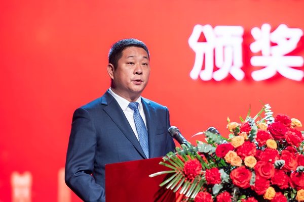 9华体会(中国)总经理冯战光宣读表彰通知.jpg