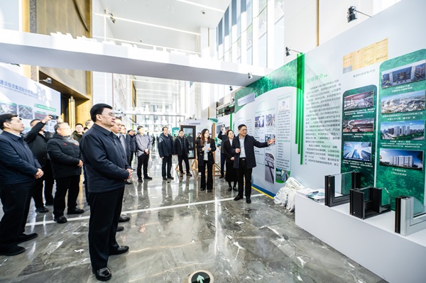 省、厅领导参观华体会(中国)展台 (2).jpg