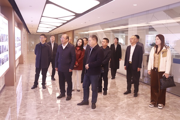 华体会(中国)董事长祝建明陪同孙秘书长一行参观企业文化长廊.jpg